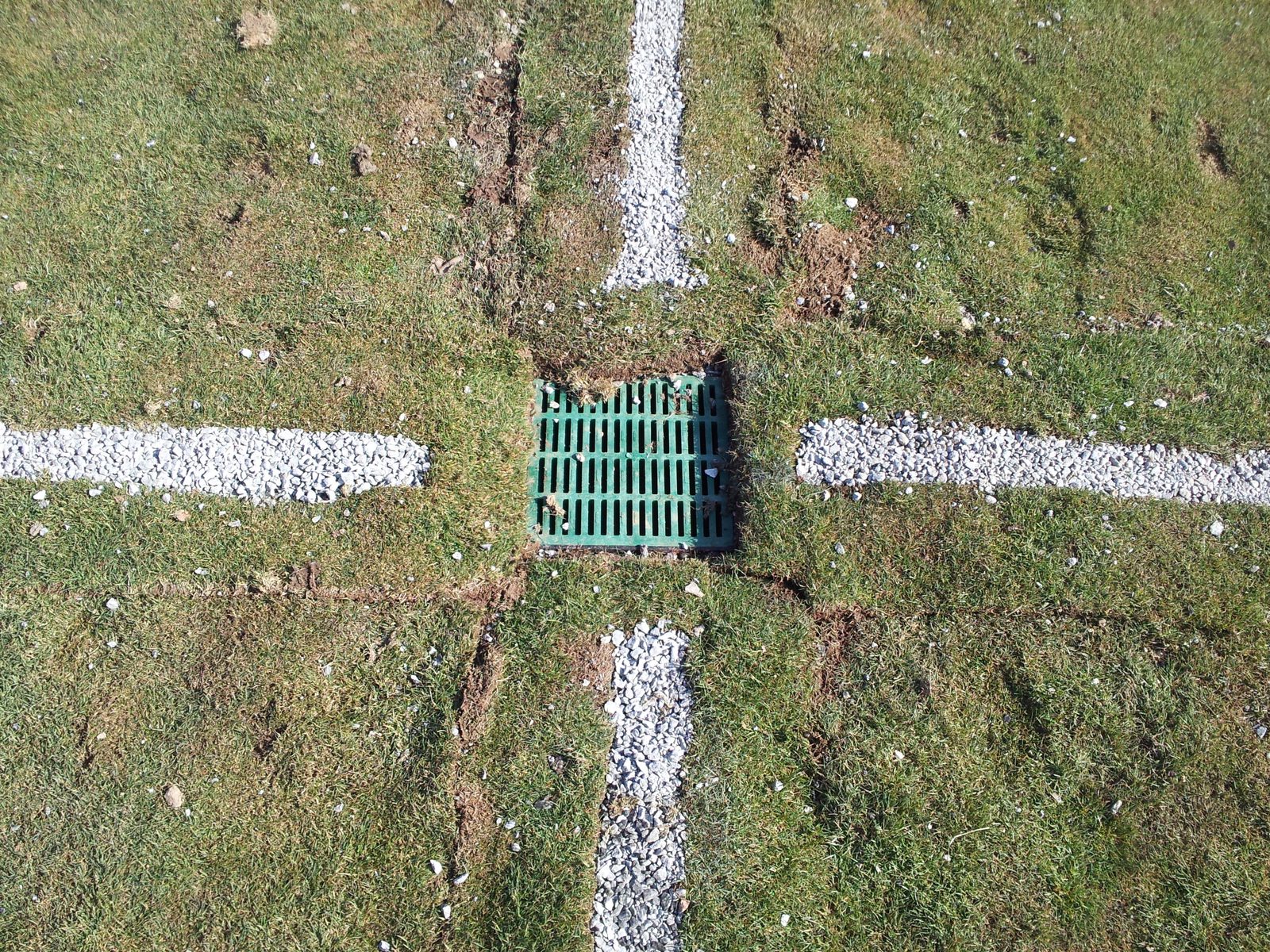 Drainage catch basin with gravel lines